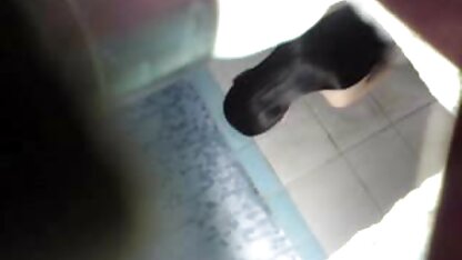 A morena masturba-se vídeo pornô caseiro xvídeos com a rata Rapada à frente da Câmara.