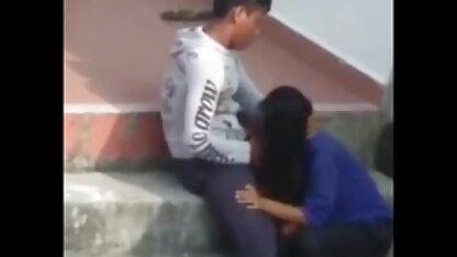 A Stripper estimulou filmes caseiros de sexo anal um rapaz com uma boa mamada.