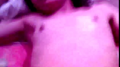 Entrei em todos os buracos pornô caseiro de mulher casada nos mamilos jovens.
