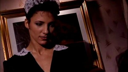 A bela asiática despe-se com striptease quero vídeo de pornô caseiro em striebcam.