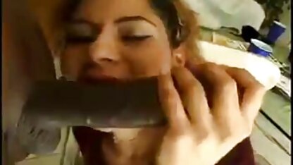 Dois jovens ajudaram um miúdo vídeo pornô caseiro troca de casais de 20 anos a quebrar o hímen.