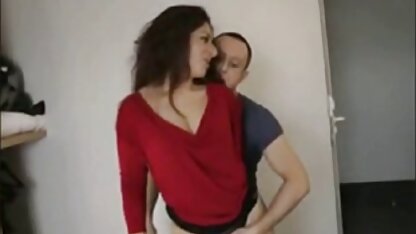 Dei-o pornô caseiro de mulher casada a um amigo careca.
