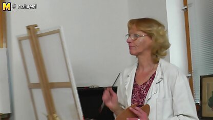Ela empurrou as calças para o namorado e rasgou-lhe o sexo caseiro entre gays ânus.