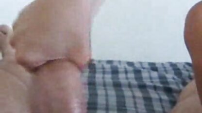 A rapariga de Cuecas brancas a abrir as pernas e a pornô caseiro pai comendo filha foder a pila de estranhos