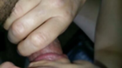 O velho careca monta uma rapariga com pornocaseiro anal farelo no seu púbi.