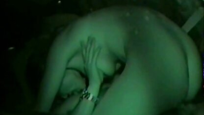 Rapariga russa a fazer vídeo pornô nacional grátis sexo com um homem