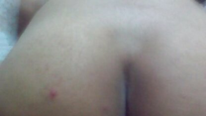 Vesti um preservativo e sentei-me nele. vídeo pornô caseiro sexo anal