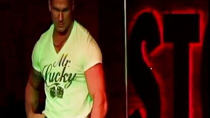 A filha vídeo pornô caseiro casada com a mãe adora fodê-la.