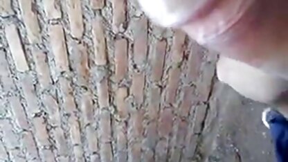 Rapariga vídeo pornô caseiro amador atrasada serviu dois homens.