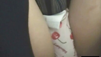 Morena de vídeo pornô câmera caseira rabo grande cria língua e pé anal