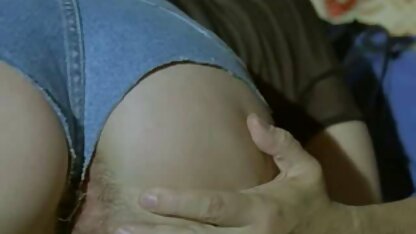 O marido está à espera para vidio caseiro pornô lavar a torneira.
