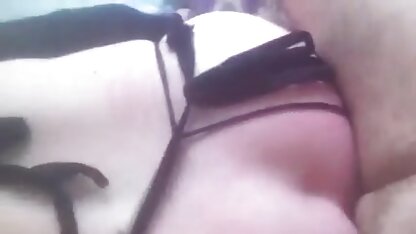 Ela empurrou as cuecas e, neste vídeo caseiro de sexo pornô momento, criticou uma mulher emocional