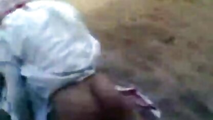 A puta vídeo pornô caseiro casada vai à frente da câmara e arranja uma rata.