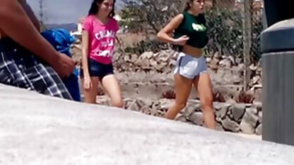 Duas raparigas a divertirem-se vídeo pornô caseiro sexo anal