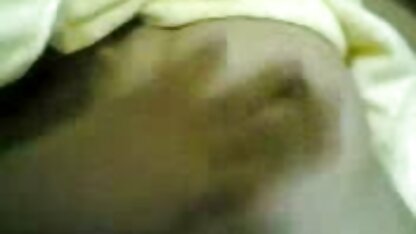 Ela agarrou - se ao pé do homem e sentou-se em cima dele com vídeo pornô brasileiro mulher casada traindo o marido uma vagina Molhada.
