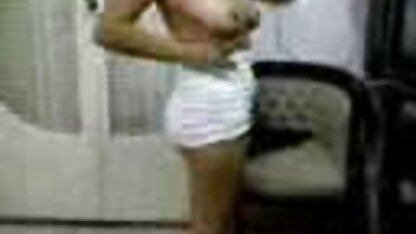 Nu assentado no sofá e sentado para sua satisfação videos gratis de sexo caseiro