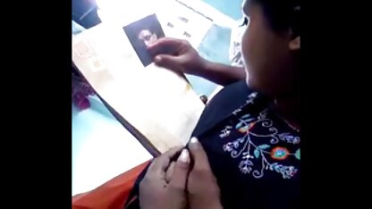 A secretária tem uma beleza sem meias. vídeo pornô caseiro caseiro
