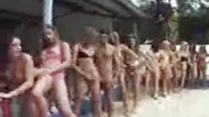 Jovem morena com rata careca, com vídeos pornô de mulheres casadas traindo o marido Mulato em poses diferentes.