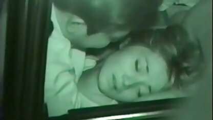Num apartamento de quero assistir um vídeo pornô caseiro bezerros russos despidos e fodidos