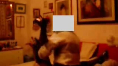 Instalei uma câmara escondida no quarto e trouxe o meu namorado para lá. vídeo pornô caseiro brasileira