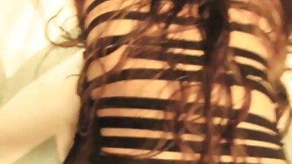 Linda rapariga na cama vídeo pornô caseiro da novinha a foder