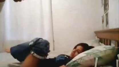 O pintinho espalha-se pornocaseiro 2019 sobre as pernas e mostra nádegas flexíveis