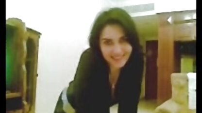Sarah James pornô caseiro com casadas brinca com máscara