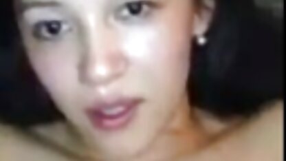 Ela violou dois mamilos atraentes. filme porno caseiro gratis