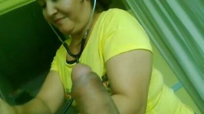 A irmã porno mix caseiro seduziu o irmão e fodeu-o.