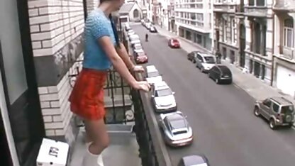 Rapariga sentada pornô doido nacional no banco