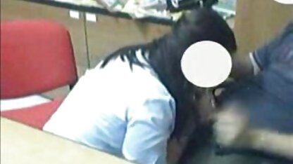 Mulher a assistir filmes pornos caseiros acariciar Mamilos Grandes com as mãos