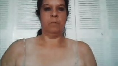 Um homem despiu uma rapariga da virgindade e continuou video sexo caseiro swing a foder com ela.