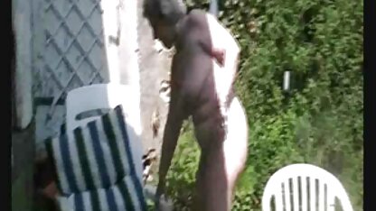 Beleza negra deitada na cama em todas as troca de casais video caseiro rachaduras