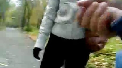 Uma rapariga chupou um videos pornos gratis caseiros homem na floresta e tirou-o de lá.