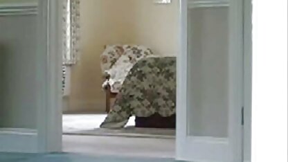 O homem peludo fode uma rapariga na casa de vídeo de sexo pornô nacional banho